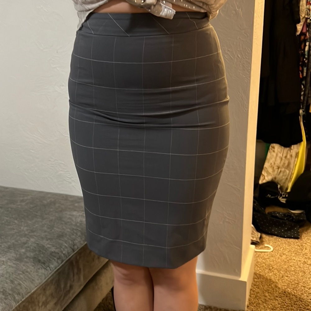 Banana republic grey pencil skirt.